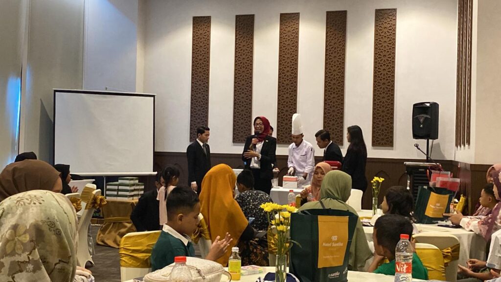 20 Anak Berkebutuhan Khusus di Gresik Diajak Hotel Santika Menghias Kue