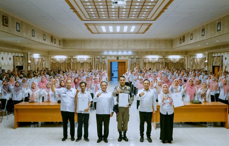 Ratusan PNS di Lingkup Pemkab Gresik Terima SK Kenaikan Pangkat