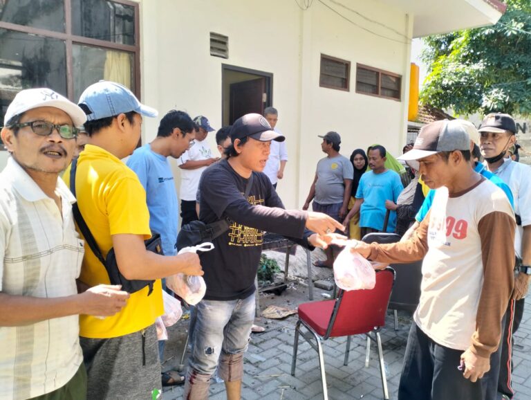 Momen Idul Adha, Komunitas Wartawan Gresik Bagikan Daging Kurban