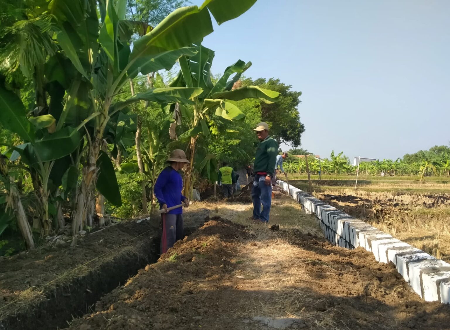 Warga Sambut Gembira Pembangunan JUT dan Saluran Irigasi di Desa Sekargadung