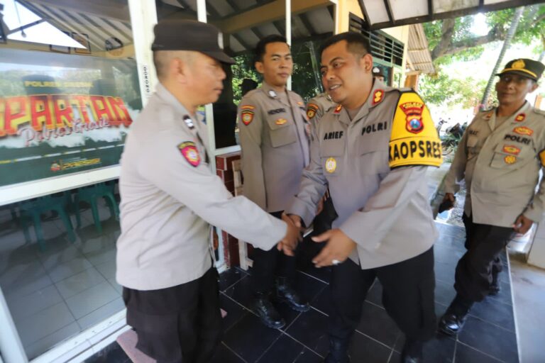 Kunjungi Polsek Sangkapura dan Tambak, Kapolres Gresik Beri Apresiasi