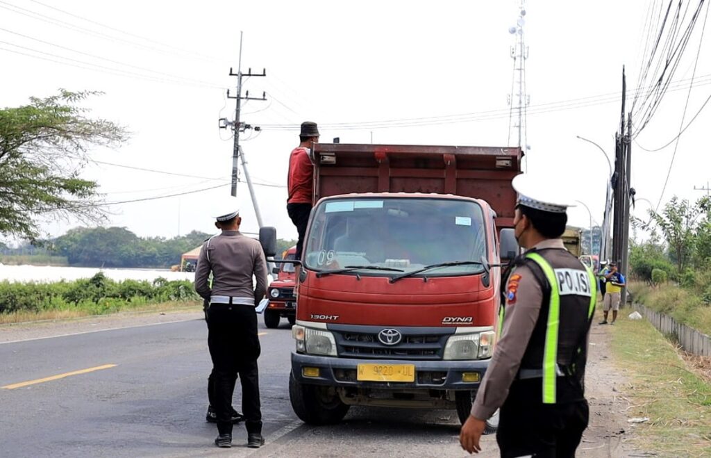 Satlantas Polres Gresik Siap Tindak Truk Muatan Tanpa Dilengkapi Penutup