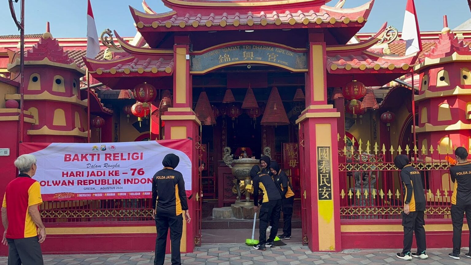 Peringatan Hari Jadi, Polwan Polres Gresik Pilih Bersih-bersih Kelenteng