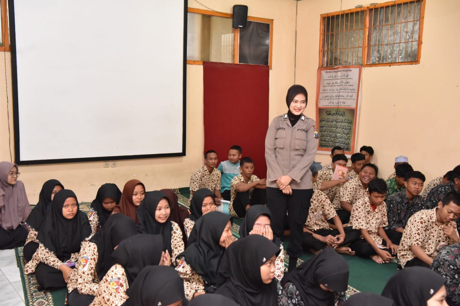 Peringati HUT Polwan ke-76, Polwan Polres Gresik Berikan Edukasi Generasi Muda