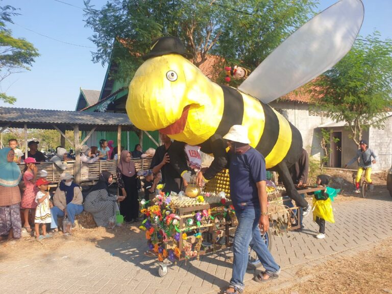 Ogoh-ogoh Hingga Replika Warung Kopi Semarakkan Karnaval di Desa Bulangan