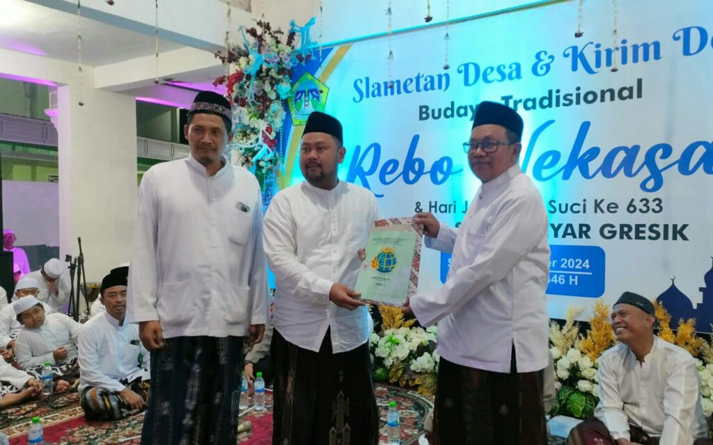 Saat Hadiri Peringatan Rebo Wekasan, Gus Yani Serahkan Sertifikat TKD Suci