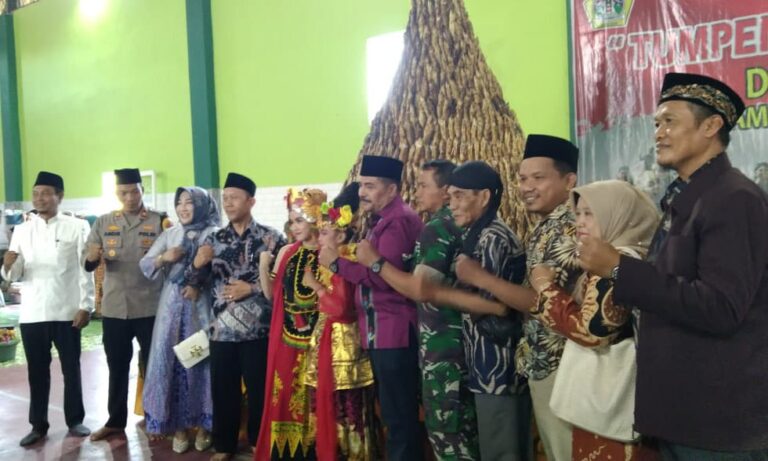 Sedekah Bumi Desa Tambak Beras, Ada Tumpeng Raksasa Dari Ikan Bandeng