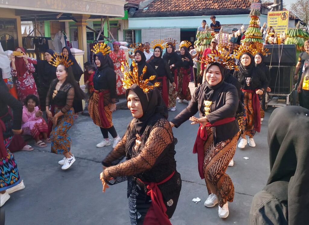 Kirab Budaya dan Sedekah Bumi Desa Pandanan, Tarian Peserta Pukau Penonton