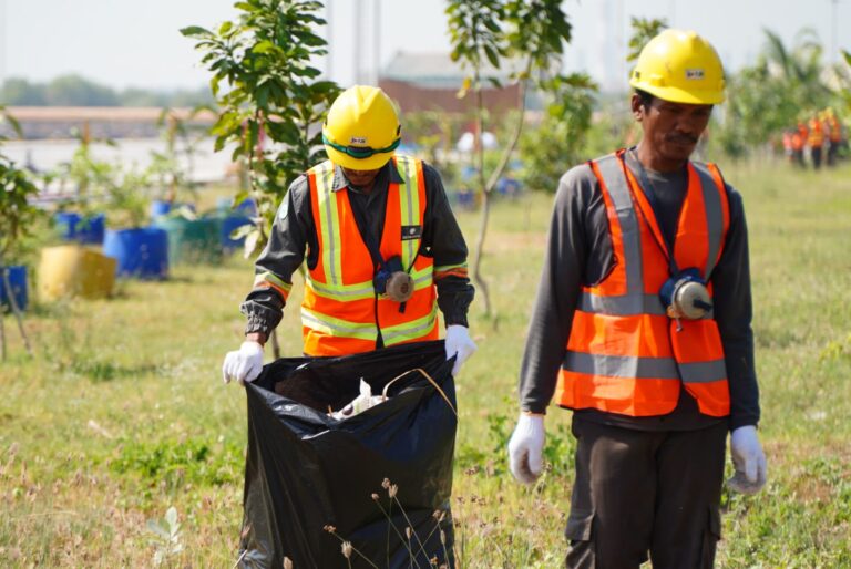 Hari Perhubungan Nasional, Insan Petrokimia Gresik Bersihkan Pantai dan Pelabuhan