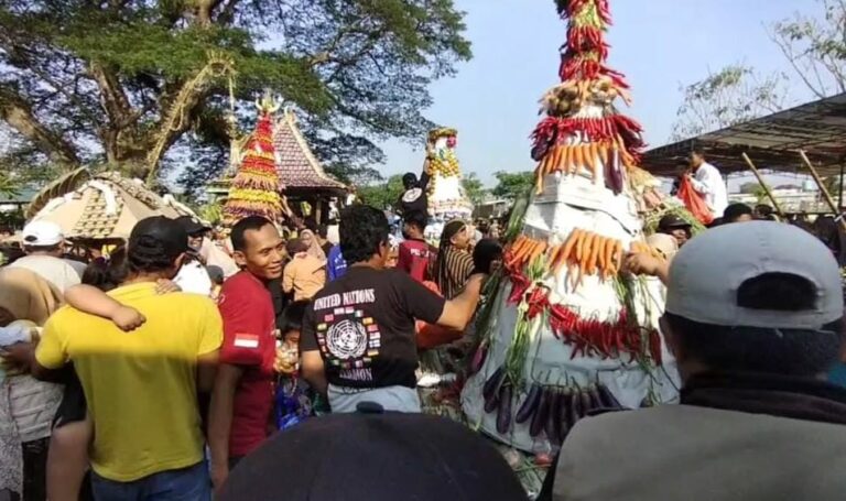 Warga Berebut Gunungan Hasil Bumi, Saat Acara Sedekah Bumi Desa Dapet