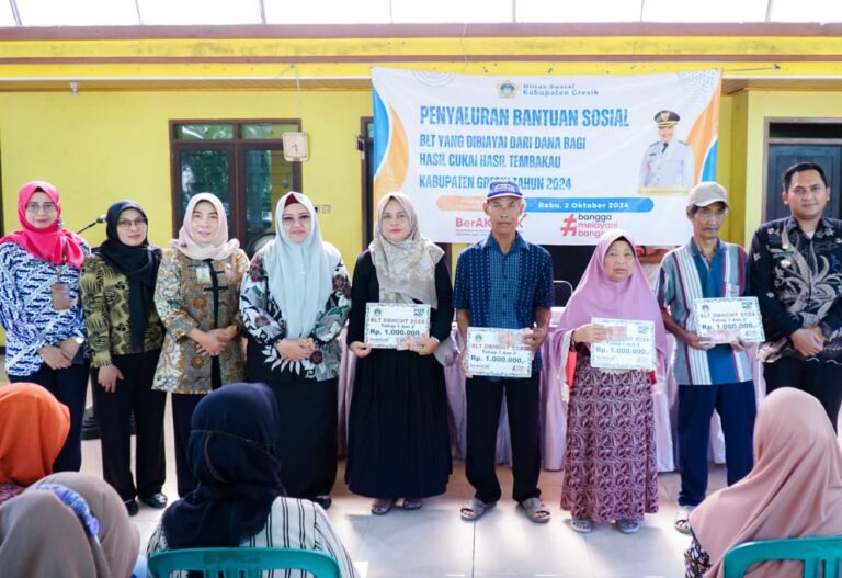 Plt Bupati Gresik Serahkan BLT Dana Bagi Hasil Cukai Tembakau