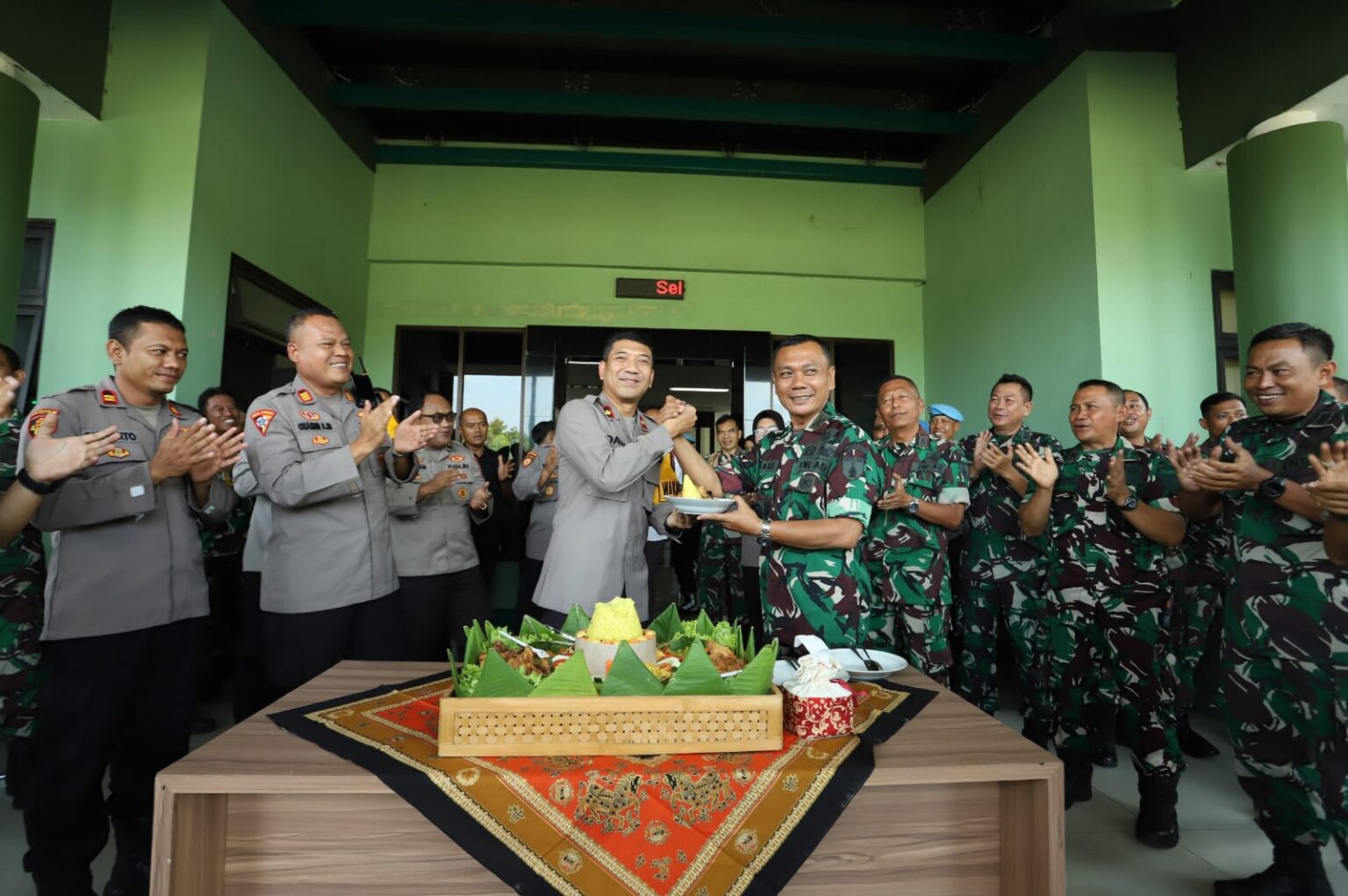 Polres Gresik Beri Kejutan Kodim 0817 Dalam Rangka Perayaan HUT TNI ke-79