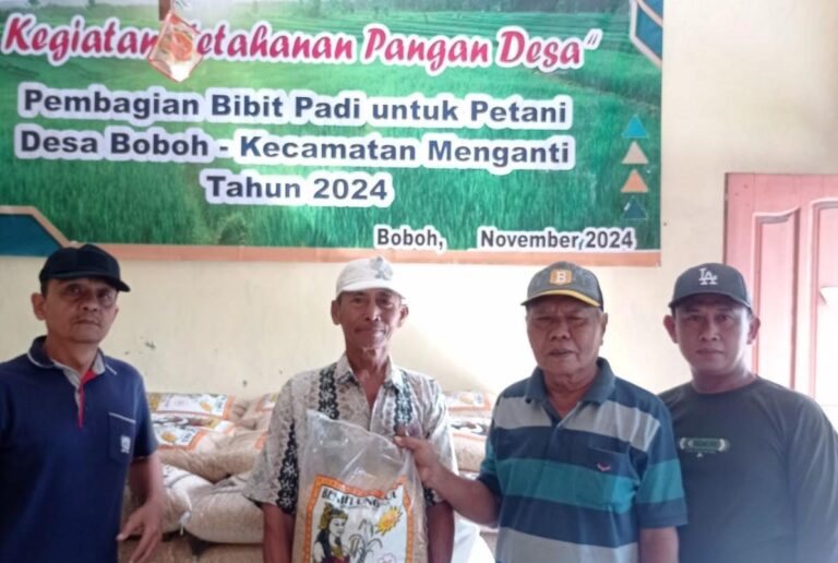 Dukung Ketahanan Pangan, Pemdes Boboh Bagikan Bibit Padi Kepada Petani
