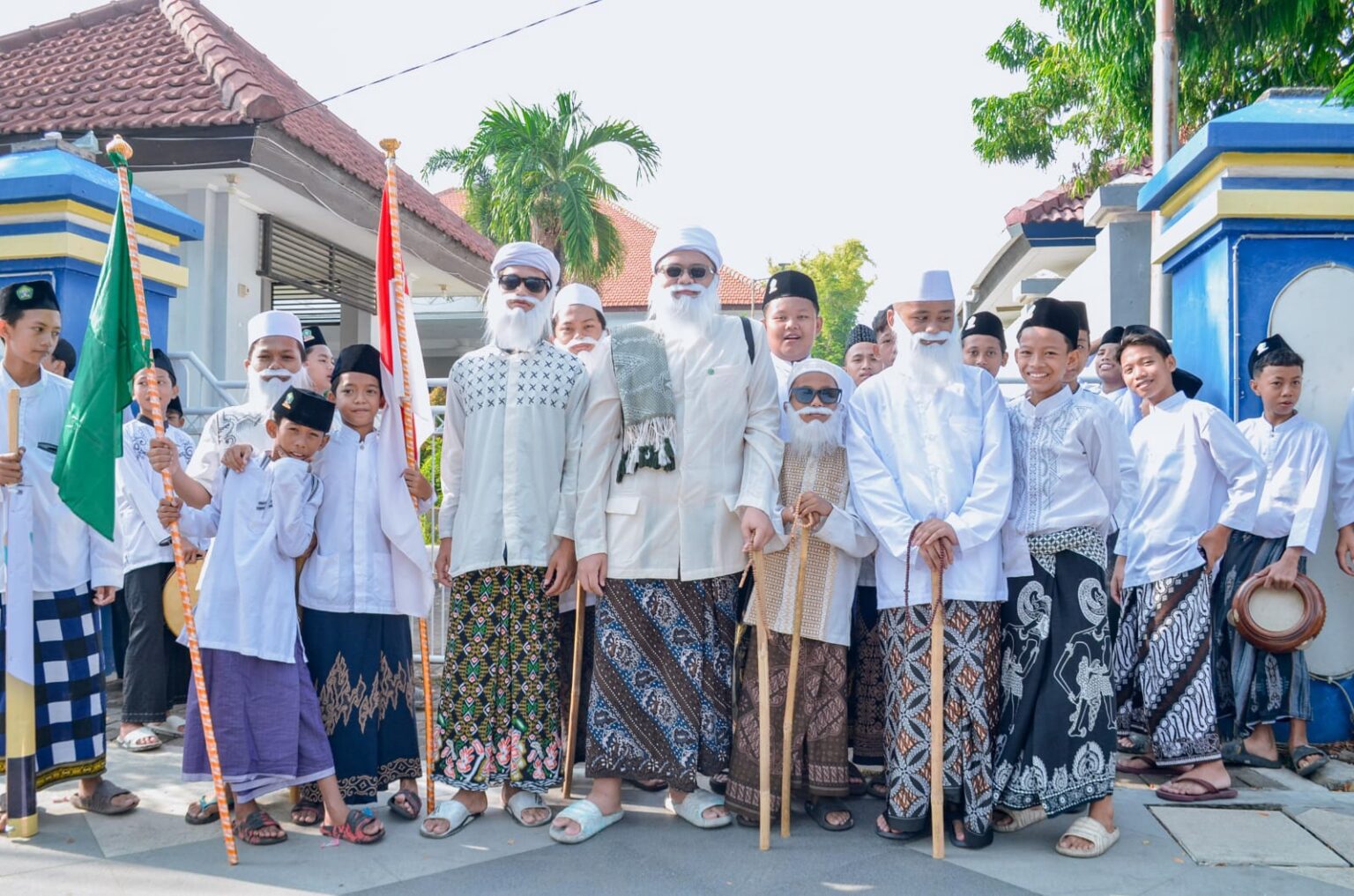 Gebyar Hari Santri, Ribuan Masyarakat di Gresik Kompak Memakai Sarung