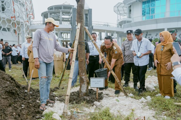 Islamic Center Balongpanggang Saksi Wabup Gresik Tanam Pohon Bersama P3K