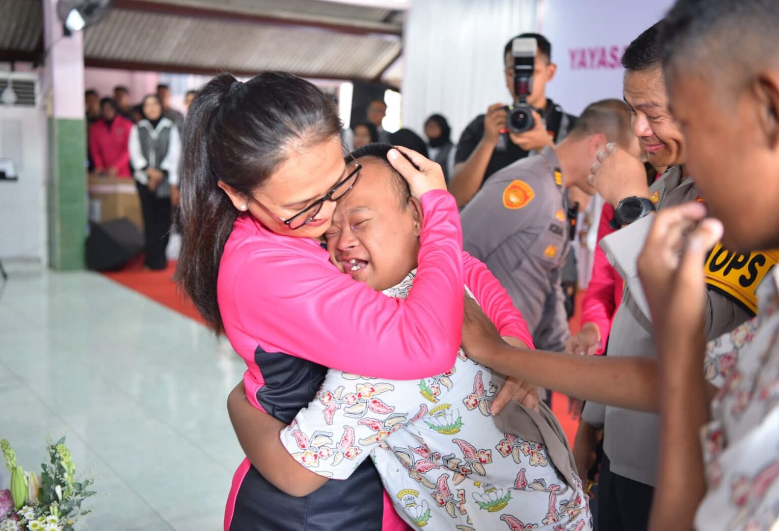 Dapat Baju Polisi Dari Istri Kapolri Buat Siswa Berkebutuhan Khusus Menangis