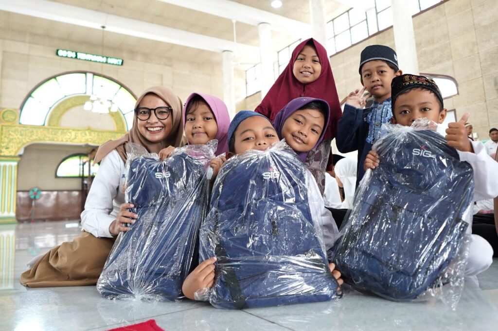 Bantuan Sembako Hingga THR dari SIG Untuk 430 Warga di Gresik