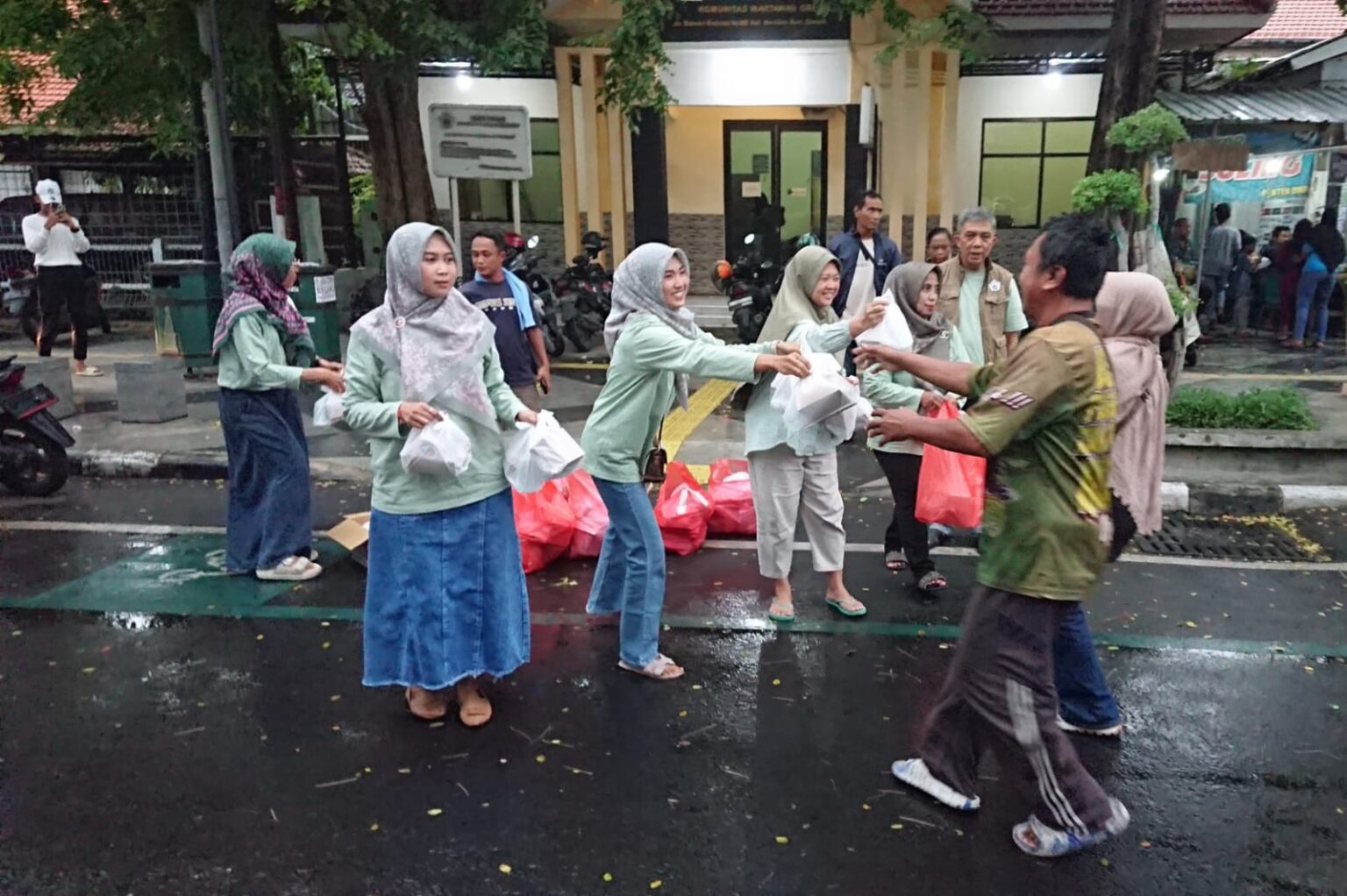 Istri Anggota KWG Berbagi Takjil, Ada Pula Penyaluran THR dan Sembako