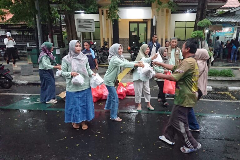 Istri Anggota KWG Berbagi Takjil, Ada Pula Penyaluran THR dan Sembako