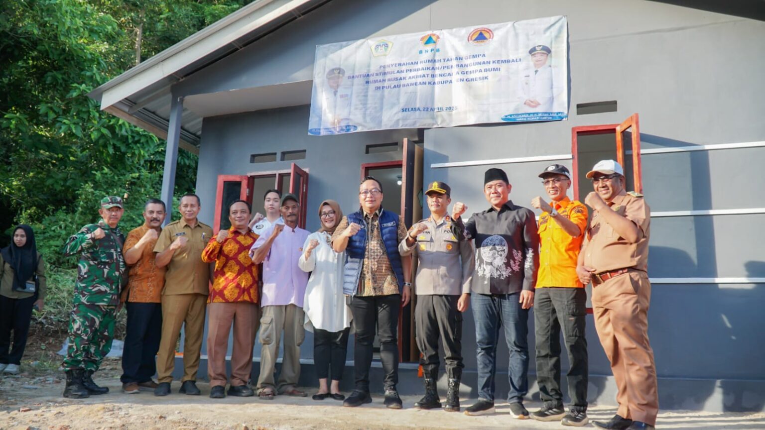 Wabup Gresik Serahkan Kunci Rumah Tahan Gempa Bagi Warga di Bawean