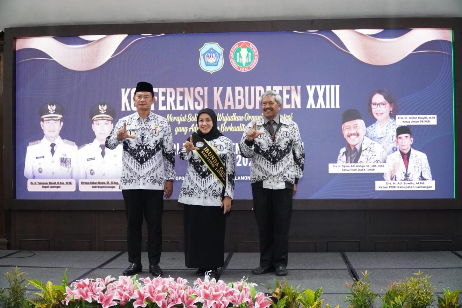 Pengukuhan Anis Kartika Yuhronur Efendi Menjadi Ibunda PGRI Lamongan