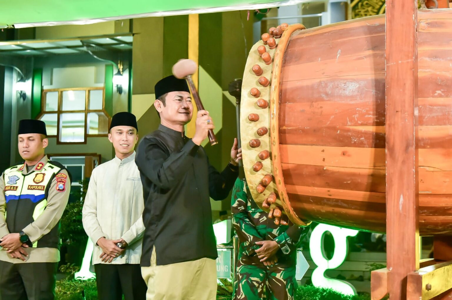 Pak Yes Berangkatkan Takbir Keliling di Depan Masjid Agung Lamongan