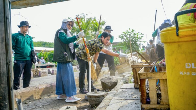 Insan Petrokimia Gresik Bersih-Bersih Pasar dan Kampanye Reduksi Plastik Sekali Pakai