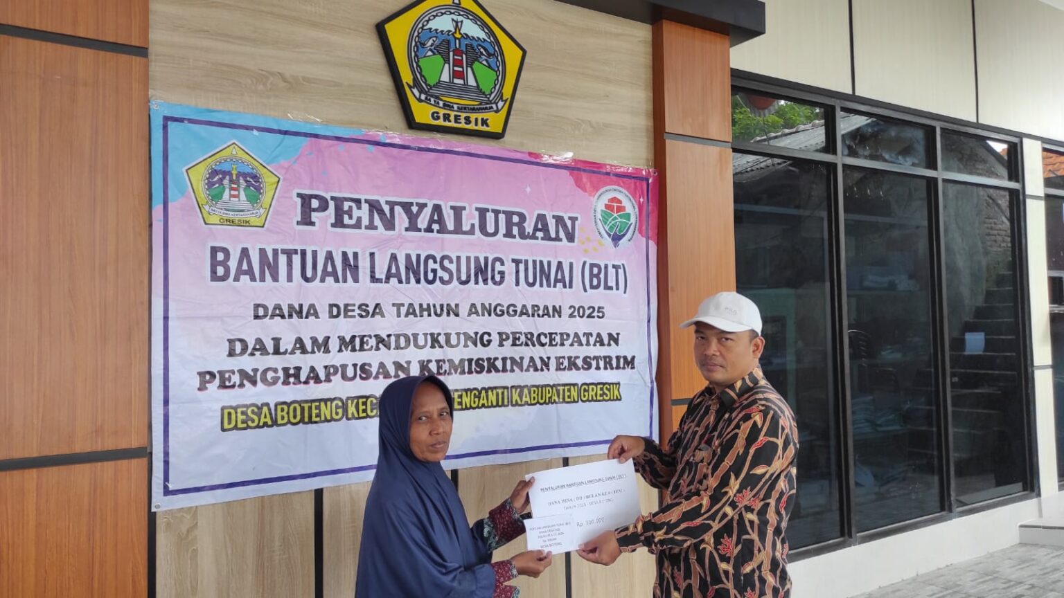 Pemdes Boteng Menganti Salurkan BLT Kepada Keluarga Penerima Manfaat