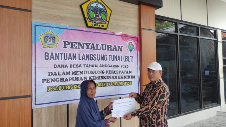 Pemdes Boteng Menganti Salurkan BLT Kepada Keluarga Penerima Manfaat