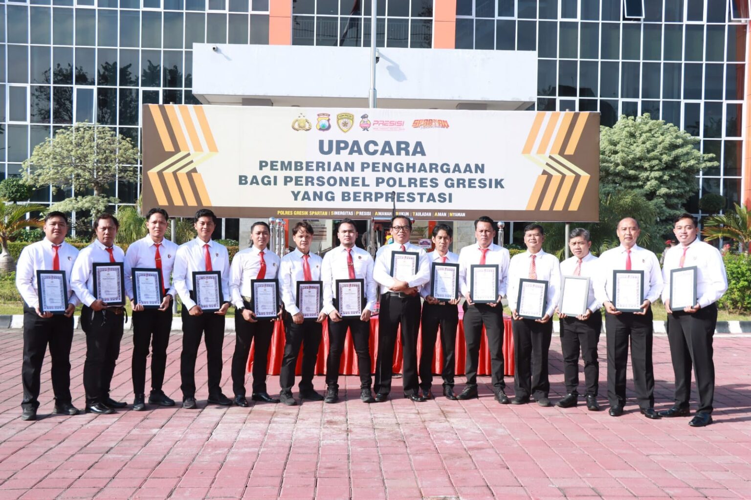 Kapolres Gresik Beri Penghargaan Kepada Para Personel Berprestasi