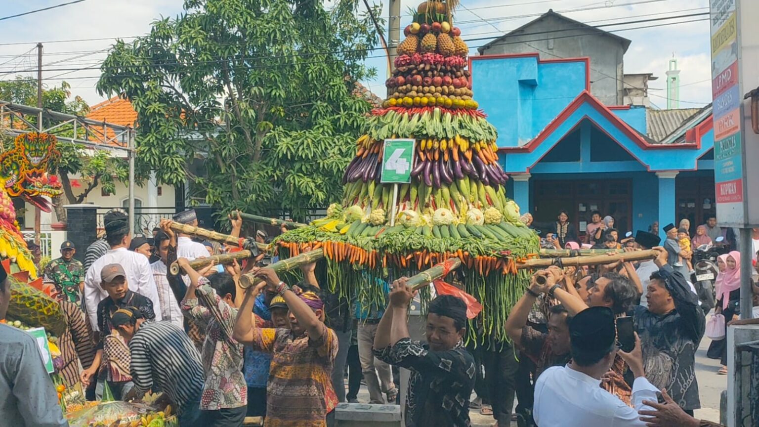 Warga Cagakagung Gresik Menggelar Tradisi Kirab Lima Tumpeng Raksasa