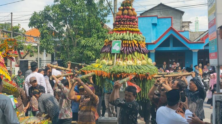 Warga Cagakagung Gresik Menggelar Tradisi Kirab Lima Tumpeng Raksasa