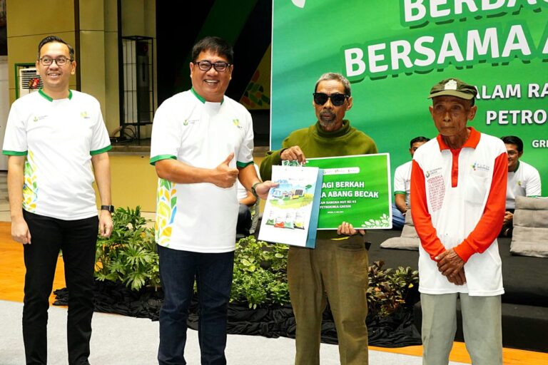 Petrokimia Gresik Peduli dan Berbagi Berkah Kepada 530 Abang Becak
