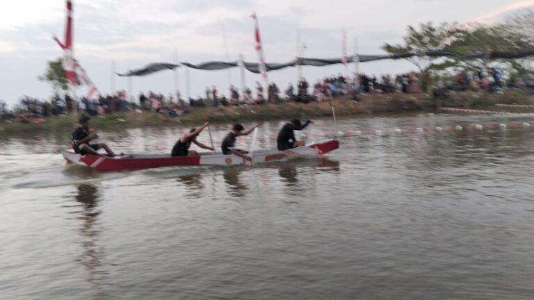 Komunitas Wartawan Gresik Ikut Ambil Bagian Lomba Dayung di Desa Gredek