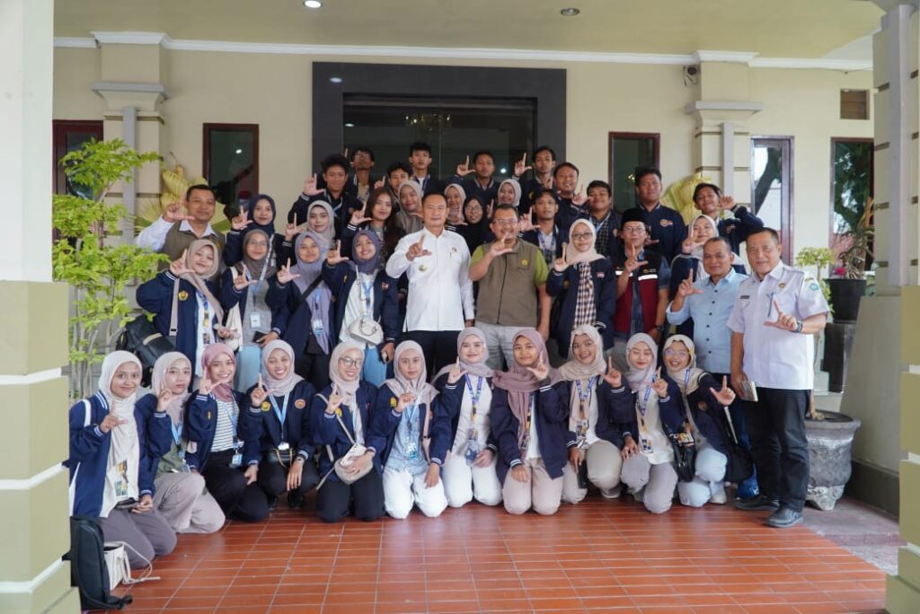 Bupati Lamongan Apresiasi Produk KKN Mahasiswa Universitas Negeri Jember