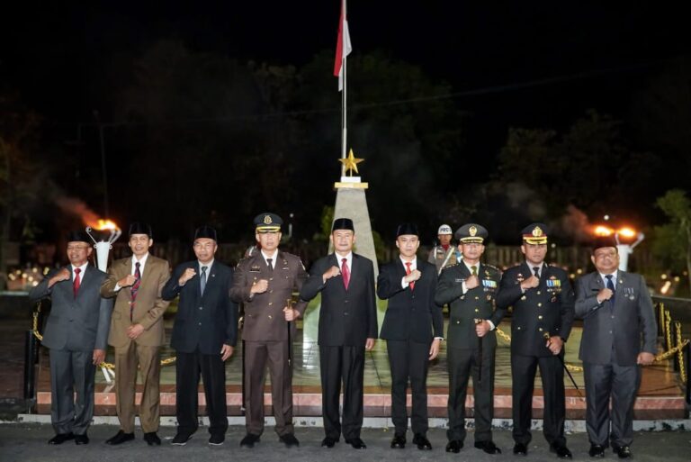 Apel Kehormatan dan Renungan Suci di TMP Kesuma Negara Dipimpin Pak Yes