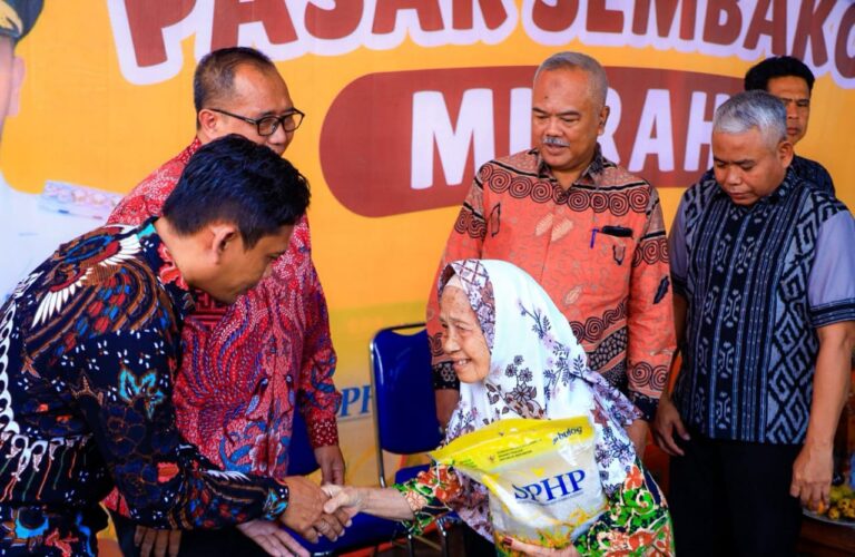 Tekan Inflasi dan Bantu Warga, Pemkab Gresik Gelar Pasar Sembako Murah