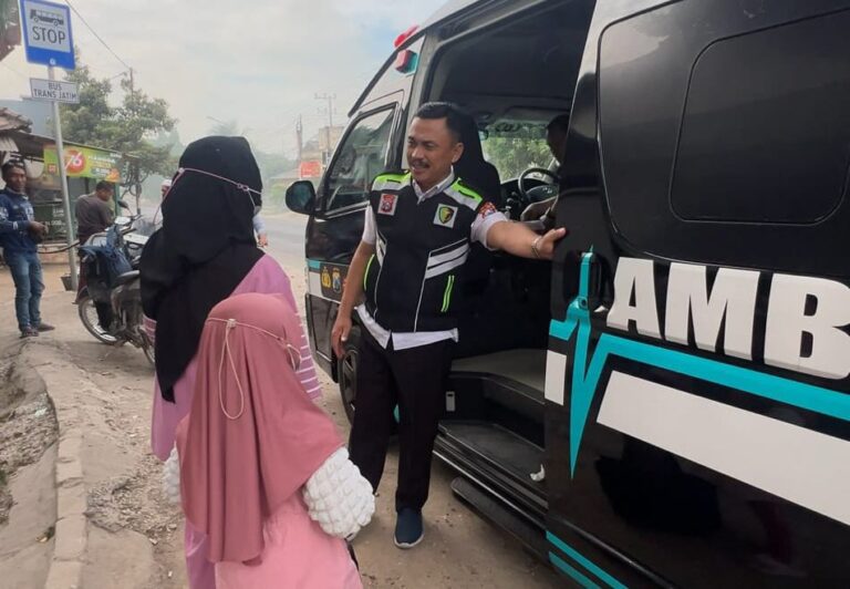 Polres Gresik Sediakan Ambulans Gratis Bantu Pasien Anak Asal Panceng Periksa ke Surabaya