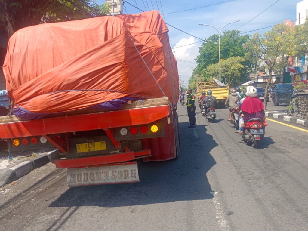Langgar Jam Operasional di Jalur Padat, Satlantas Polres Gresik Tilang Lima Truk Besar