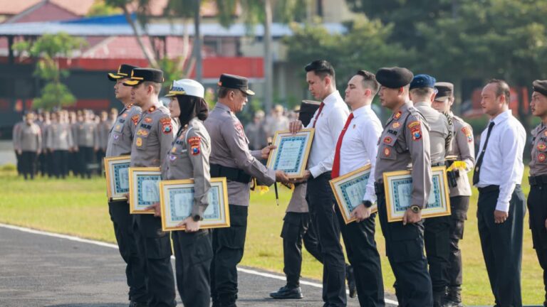 Satreskrim Polres Gresik Terima Penghargaan Usai Ungkap Kasus Pembunuhan 1×24 Jam