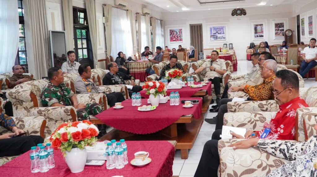 Deputi Bidang Pemantauan dan Pengawasan BGN Evaluasi MBG di Lamongan