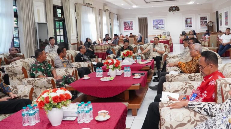 Deputi Bidang Pemantauan dan Pengawasan BGN Evaluasi MBG di Lamongan