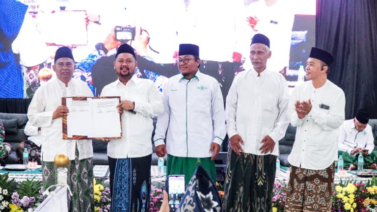 Pemkab dan PCNU Gresik Teken MoU, Sepakat Penuhi Hak Anak-Anak PMI di Malaysia