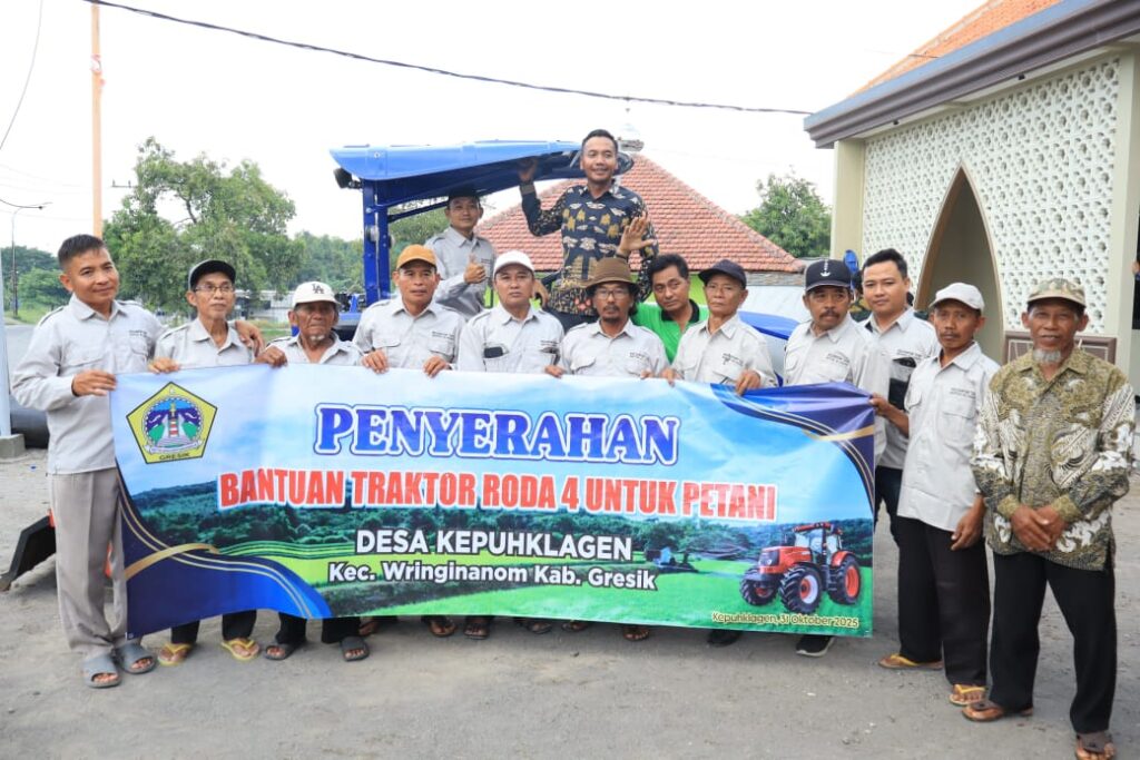 Wabup Gresik Serahkan Traktor dan Sosialisasikan Diskon Pupuk Untuk Petani Kepuhklagen