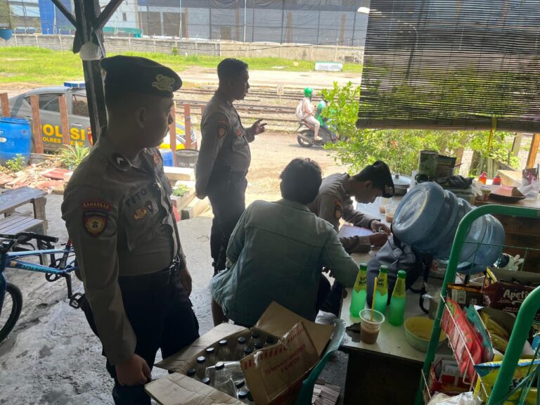 Polres Gresik Gerebek Penjual Miras Dekat Stasiun Indro