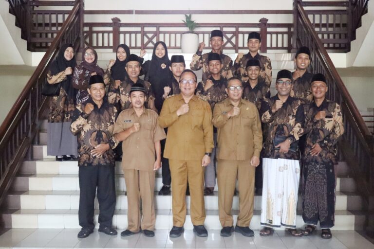 Usai Juara Umum MTQ XXXI Jawa Timur 2025, Wabup Gresik Lepas 18 Kafilah Berangkat Umrah