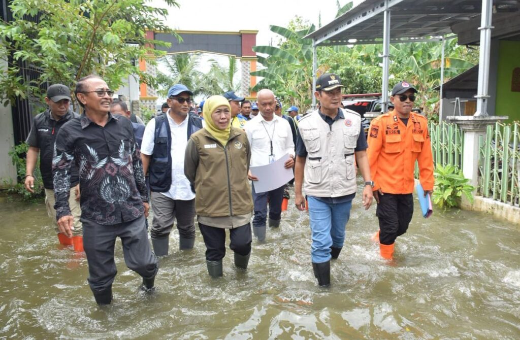 Pak Yes Dampingi Gubernur Jawa Timur Tinjau Banjir