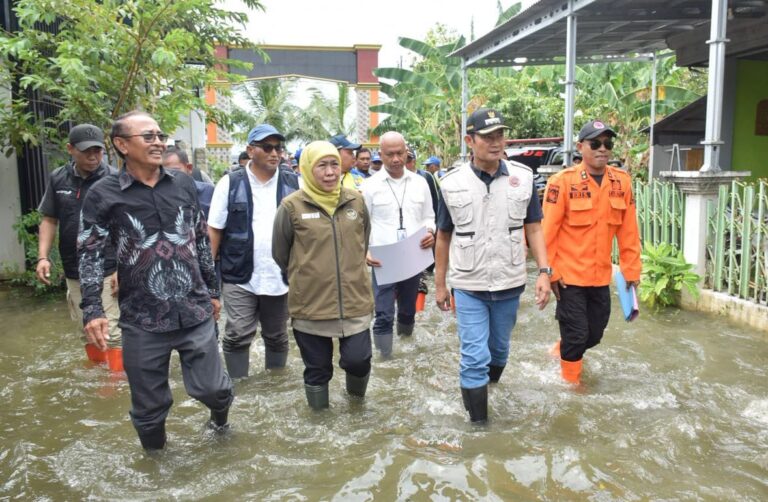 Pak Yes Dampingi Gubernur Jawa Timur Tinjau Banjir