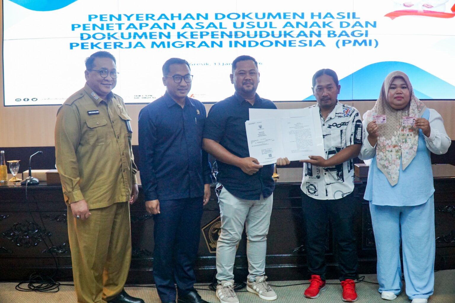 Bupati Gresik Memberikan Dokumen Asal Usul dan Administrasi Bagi Anak Pekerja Migran