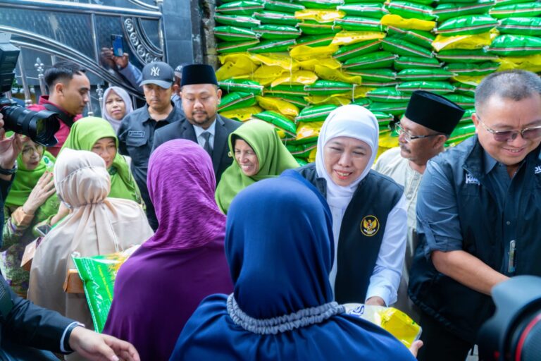 Ditinjau Gubernur Jawa Timur, Pasar Murah di Balai Desa Banjarsari Disambut Antusias Masyarakat